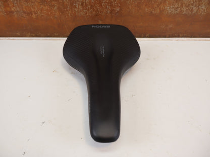 Sattel von Ergon, ERGON SR ALLROAD CORE COMP MEN SATTEL GRÖSSE M/L BLACK/GREY vor USEDBIKES-OB.DE Hintergrund
