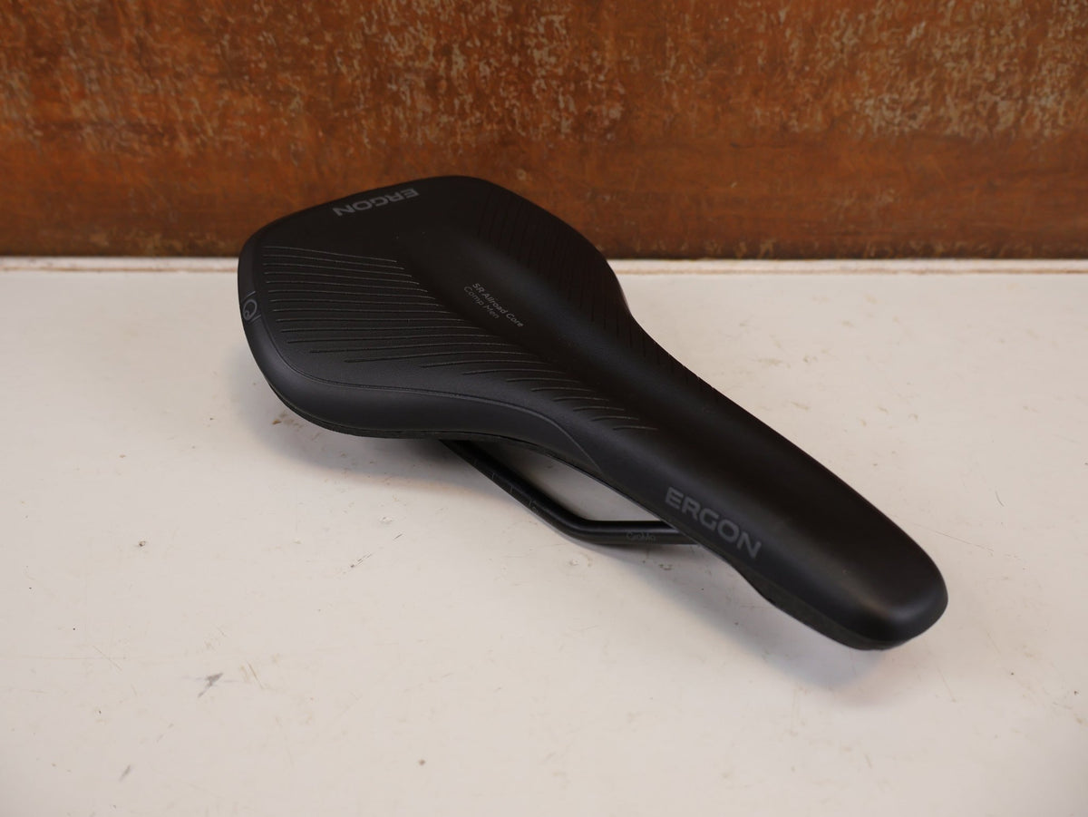 Sattel von Ergon, ERGON SR ALLROAD CORE COMP MEN SATTEL GRÖSSE M/L BLACK/GREY vor USEDBIKES-OB.DE Hintergrund