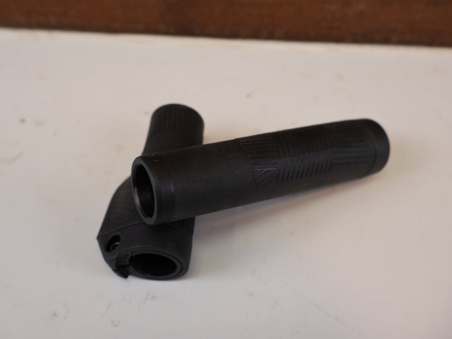 Griffe und Lenkerbänder von Ergotec, ERGOTEC EG AMBITION LENKERGRIFFE SCHWARZ 130 92 MM vor USEDBIKES-OB.DE Hintergrund