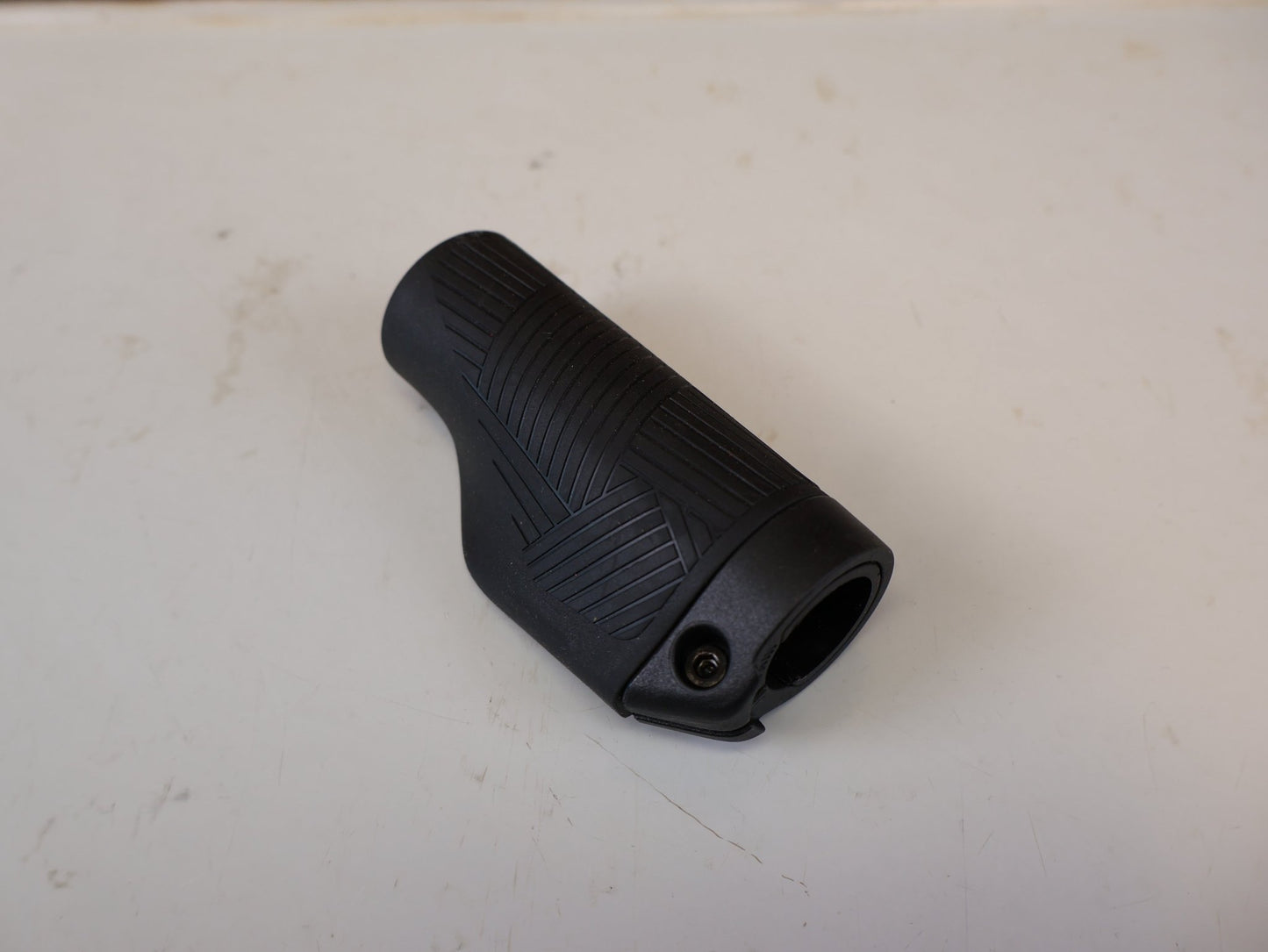 Griffe und Lenkerbänder von Ergotec, ERGOTEC EG AMBITION LENKERGRIFFE SCHWARZ 130 92 MM vor USEDBIKES-OB.DE Hintergrund