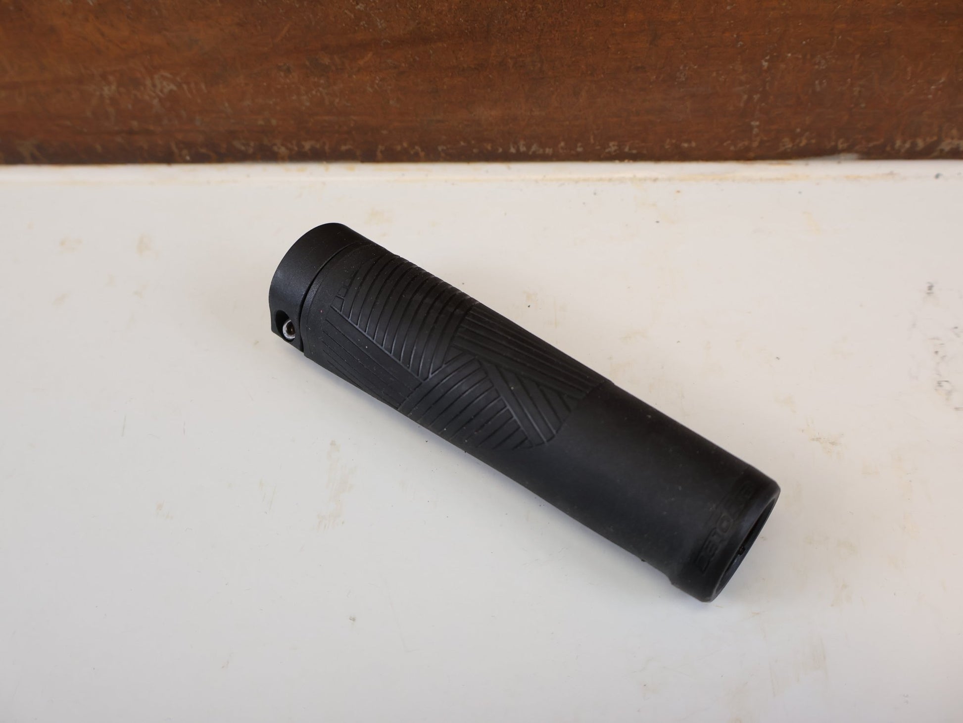 Griffe und Lenkerbänder von Ergotec, ERGOTEC EG PERFORMANCE LENKERGRIFFE SCHWARZ 133 92 MM vor USEDBIKES-OB.DE Hintergrund