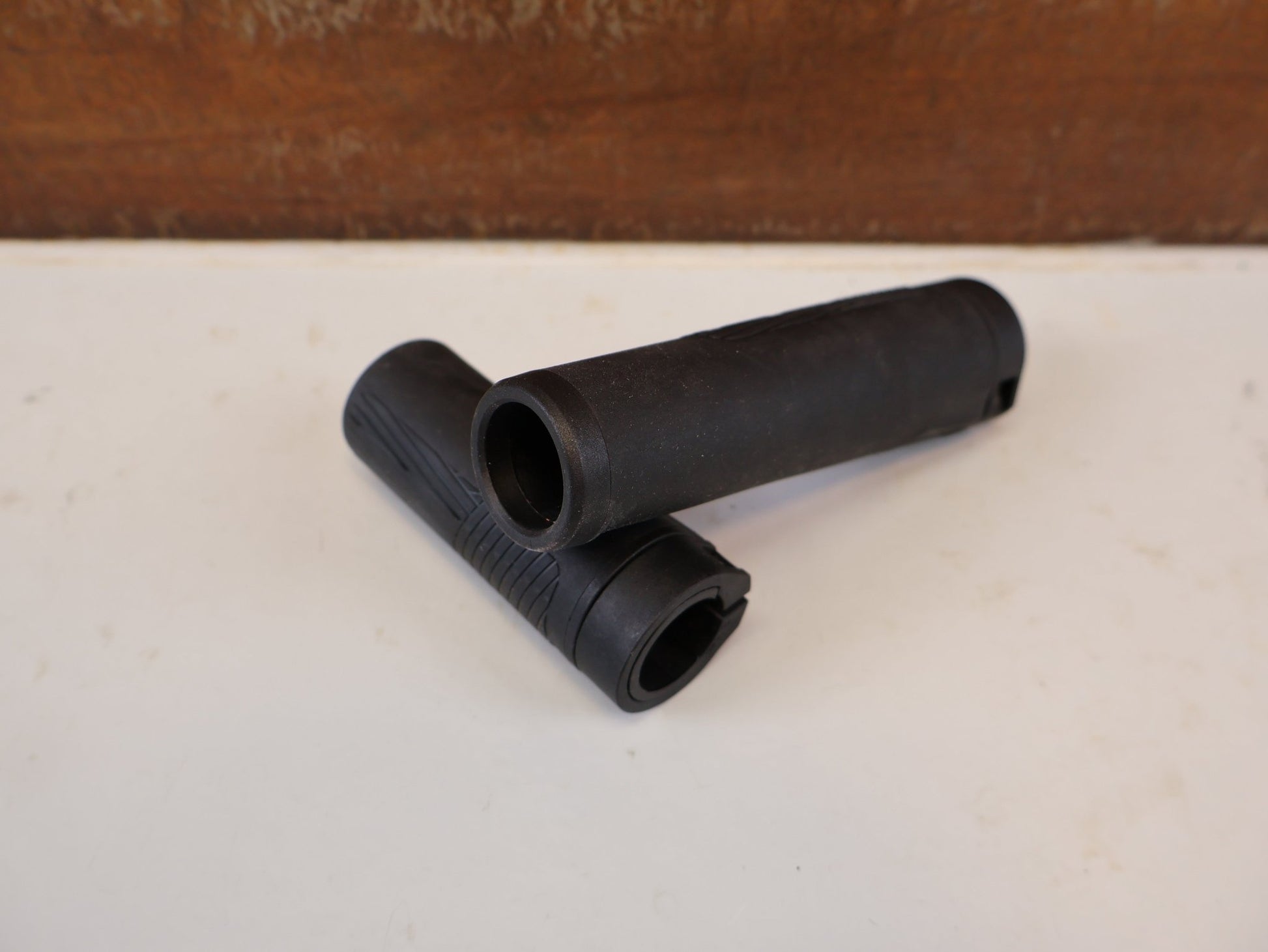 Griffe und Lenkerbänder von Ergotec, ERGOTEC EG PERFORMANCE LENKERGRIFFE SCHWARZ 133 92 MM vor USEDBIKES-OB.DE Hintergrund