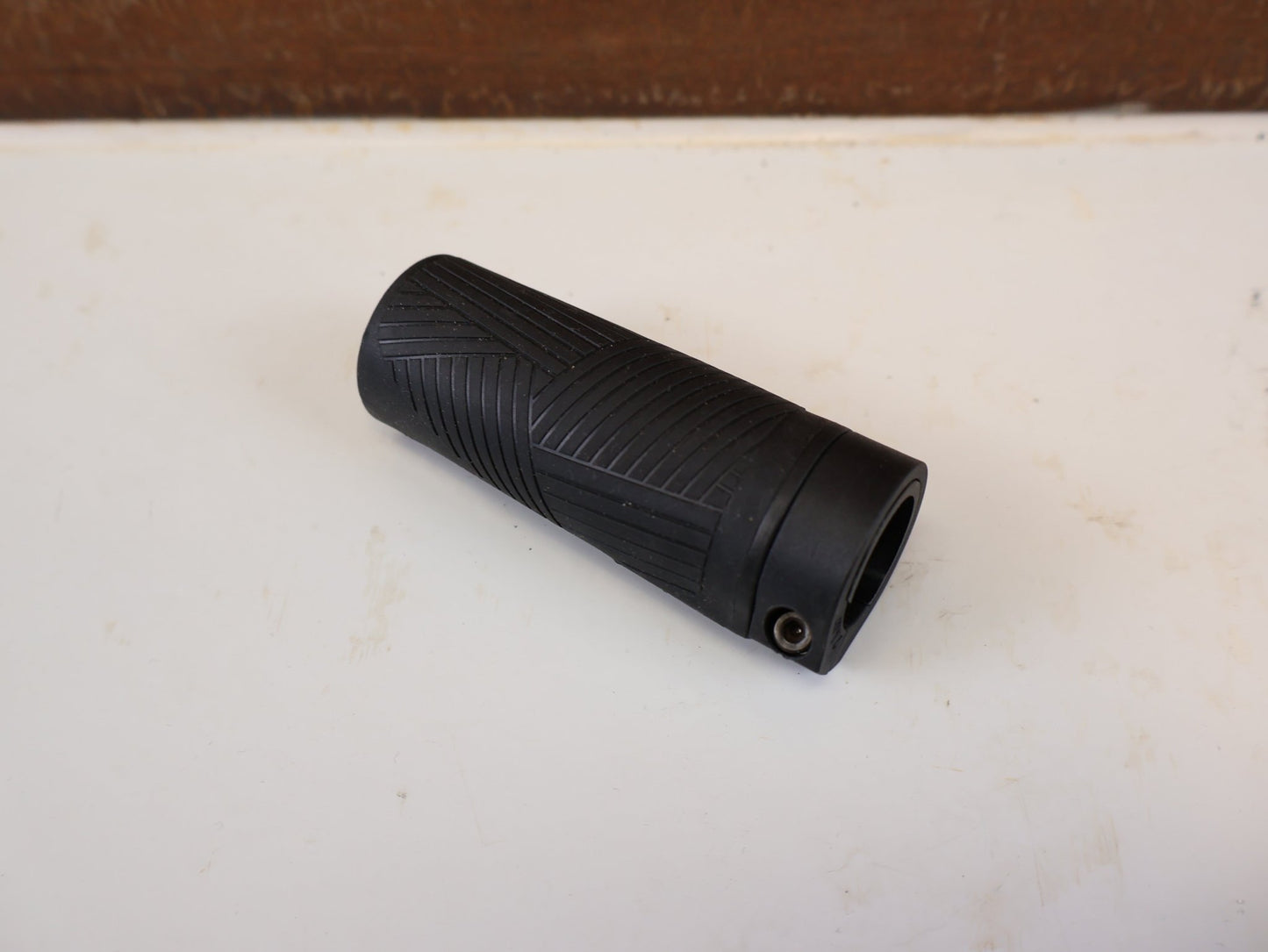 Griffe und Lenkerbänder von Ergotec, ERGOTEC EG PERFORMANCE LENKERGRIFFE SCHWARZ 133 92 MM vor USEDBIKES-OB.DE Hintergrund