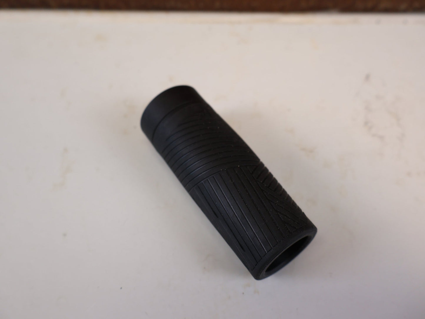 Griffe und Lenkerbänder von Ergotec, ERGOTEC EG PERFORMANCE LENKERGRIFFE SCHWARZ 133 92 MM vor USEDBIKES-OB.DE Hintergrund