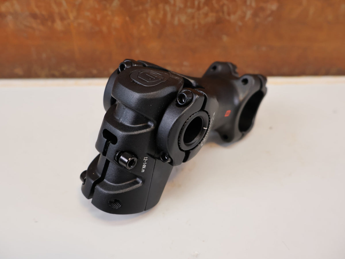 Vorbau von Ergotec, ERGOTEC SWELL-RE 70 I / VORBAU VERSTELLBAR / 35,0 MM KLEMMUNG / SAFETY LEVEL 6 vor USEDBIKES-OB.DE Hintergrund