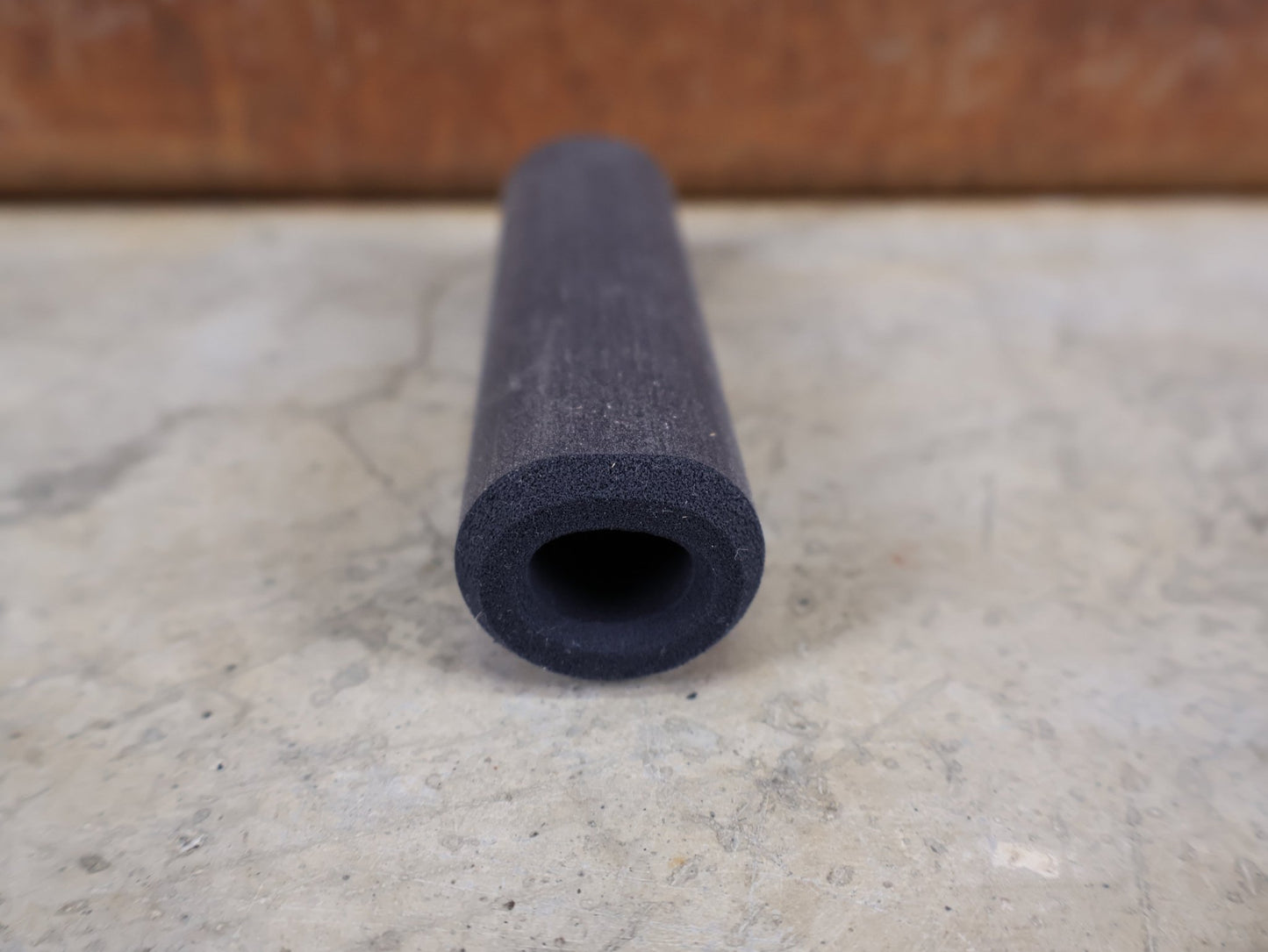 Griffe und Lenkerbänder von ESI, ESI CHUNKY SILIKON - GRIFFE / 32MM / MADE IN USA / BLACK (CHARCOAL) vor USEDBIKES - OB.DE Hintergrund