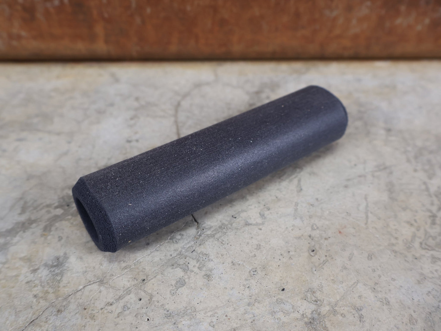 Griffe und Lenkerbänder von ESI, ESI CHUNKY SILIKON - GRIFFE / 32MM / MADE IN USA / BLACK (CHARCOAL) vor USEDBIKES - OB.DE Hintergrund