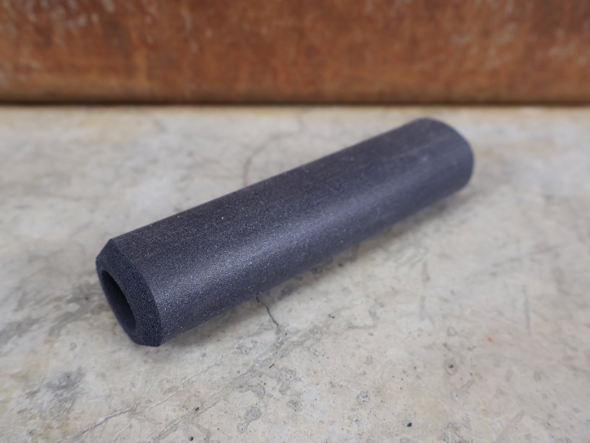 Griffe und Lenkerbänder von ESI, ESI CHUNKY SILIKON - GRIFFE / 32MM / MADE IN USA / BLACK (CHARCOAL) vor USEDBIKES - OB.DE Hintergrund