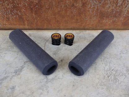 Griffe und Lenkerbänder von ESI, ESI CHUNKY SILIKON - GRIFFE / 32MM / MADE IN USA / BLACK (CHARCOAL) vor USEDBIKES - OB.DE Hintergrund