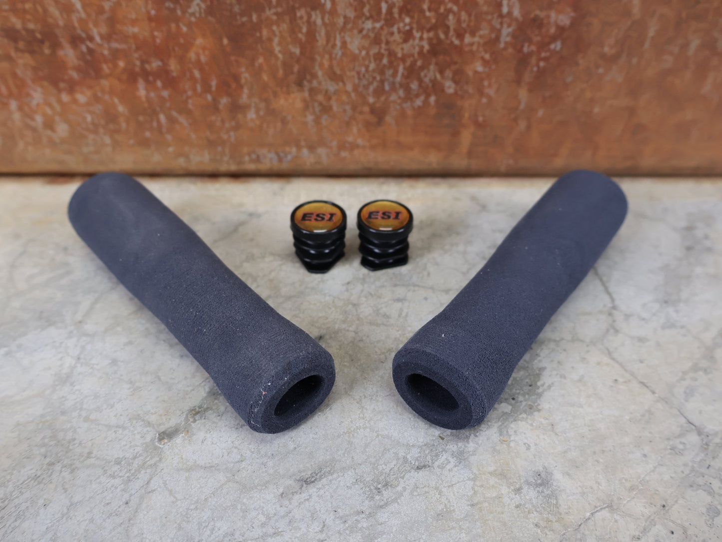 Griffe und Lenkerbänder von ESI, ESI FIT CR ERGONOMISCHE SILIKON - GRIFFE / CHUNKY & RACER'S EDGE MIX / SCHWARZ vor USEDBIKES - OB.DE Hintergrund