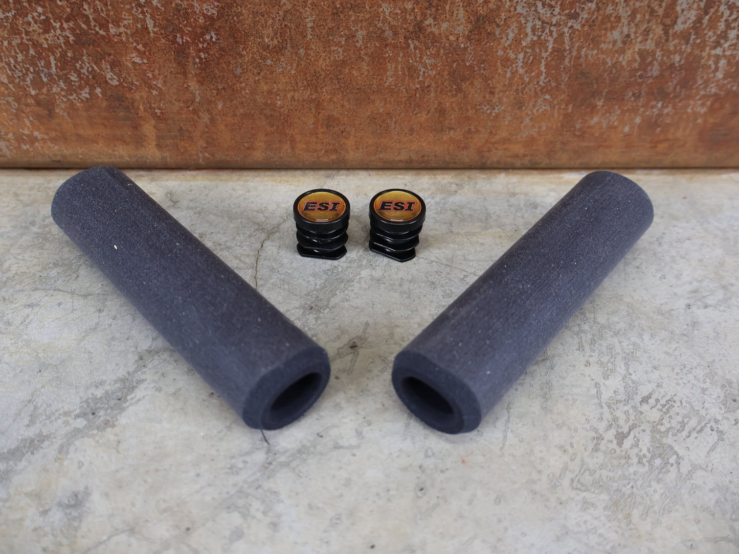 Griffe und Lenkerbänder von ESI, ESI GRIP RACER'S EDGE SILIKON - GRIFFE / 30MM / MADE IN USA / BLACK (CHARCOAL) vor USEDBIKES - OB.DE Hintergrund