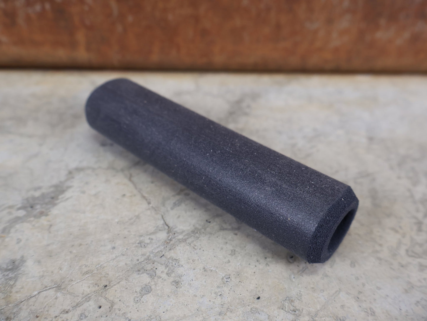 Griffe und Lenkerbänder von ESI, ESI GRIP RACER'S EDGE SILIKON - GRIFFE / 30MM / MADE IN USA / BLACK (CHARCOAL) vor USEDBIKES - OB.DE Hintergrund