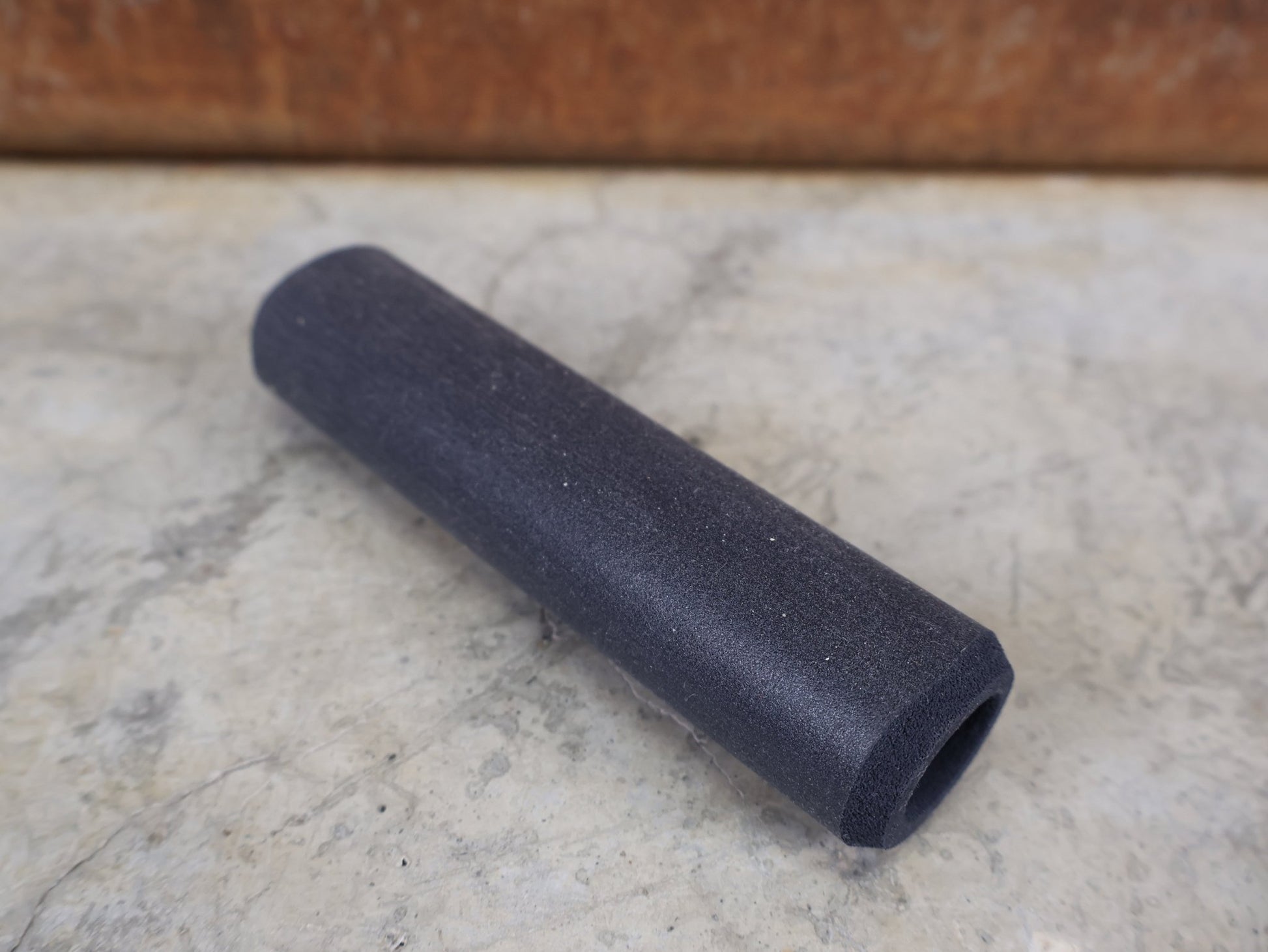 Griffe und Lenkerbänder von ESI, ESI GRIP RACER'S EDGE SILIKON - GRIFFE / 30MM / MADE IN USA / BLACK (CHARCOAL) vor USEDBIKES - OB.DE Hintergrund