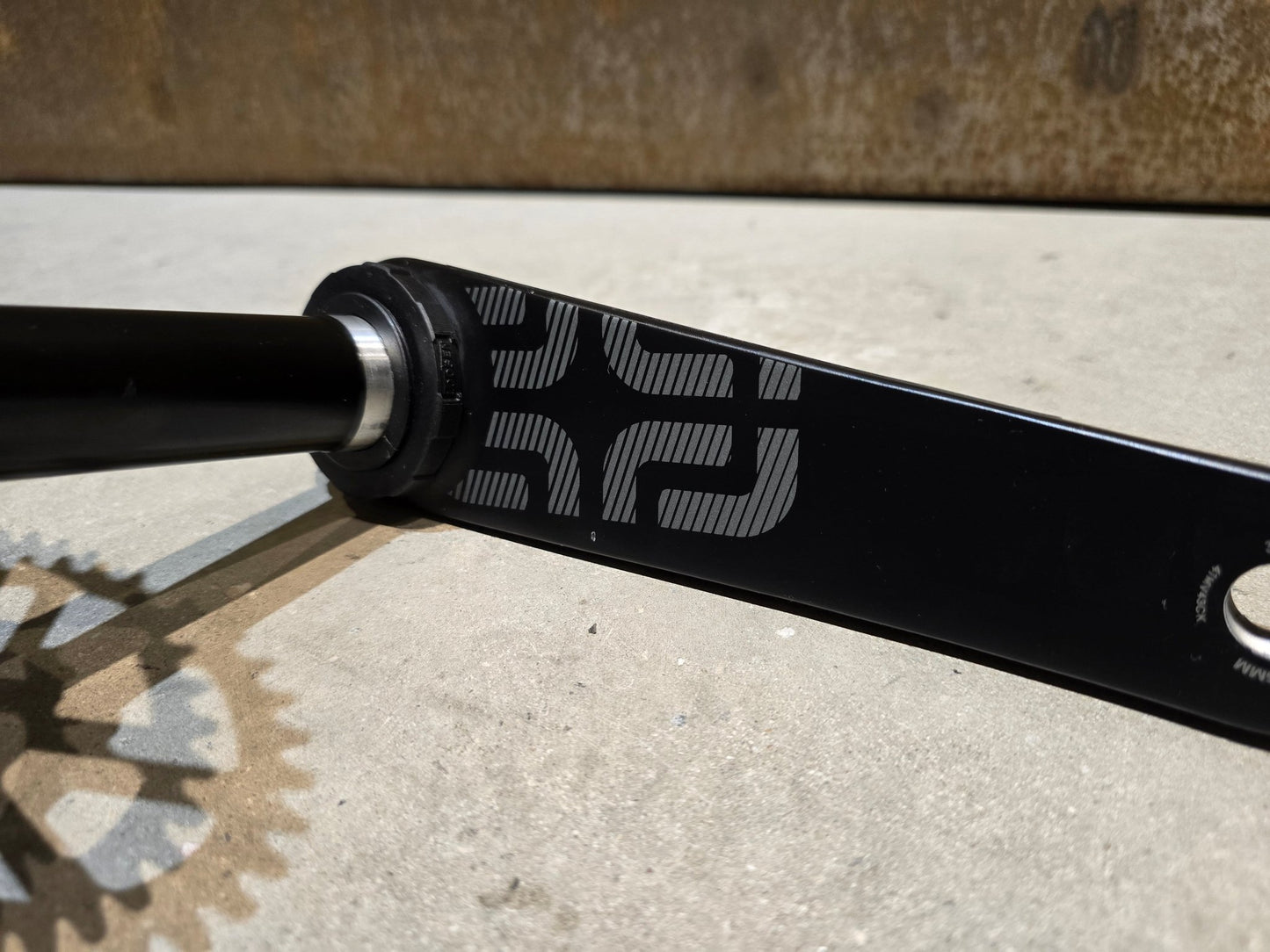 Kurbel von E*thirteen, E*THIRTEEN TRS RACE KURBEL CARBON 34 ZÄHNE / 175MM in variant_title vor USEDBIKES - OB.DE Hintergrund