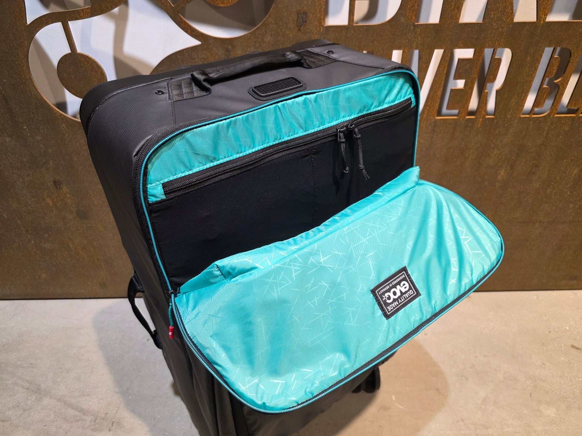 Taschen & Rucksäcke von Evoc, EVOC 4 - WHEEL TROLLEY 100 BORA HANSGROHE / BAND OF BROTHER in variant_title vor USEDBIKES - OB.DE Hintergrund