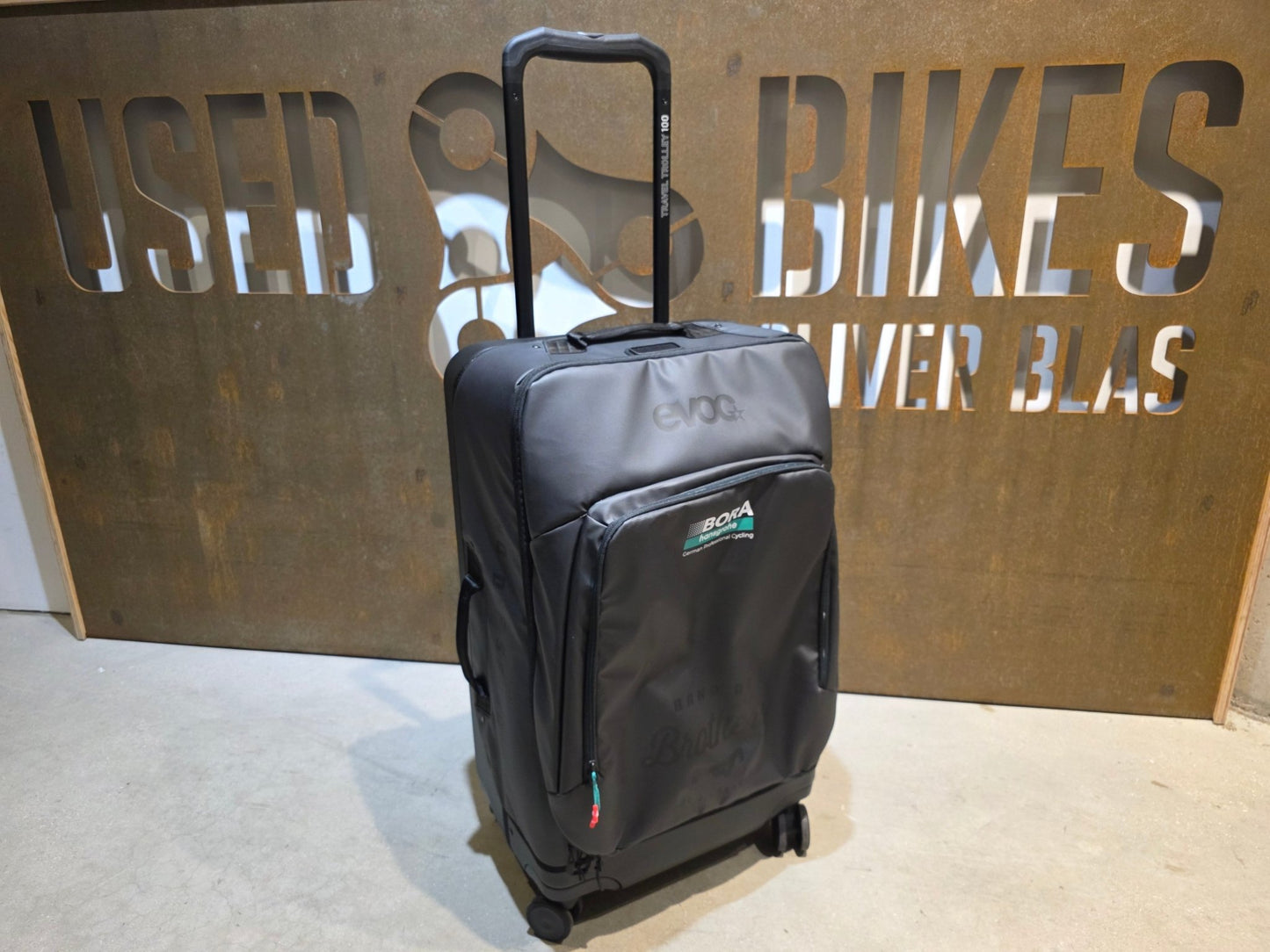 Taschen & Rucksäcke von Evoc, EVOC 4 - WHEEL TROLLEY 100 BORA HANSGROHE / BAND OF BROTHER in variant_title vor USEDBIKES - OB.DE Hintergrund
