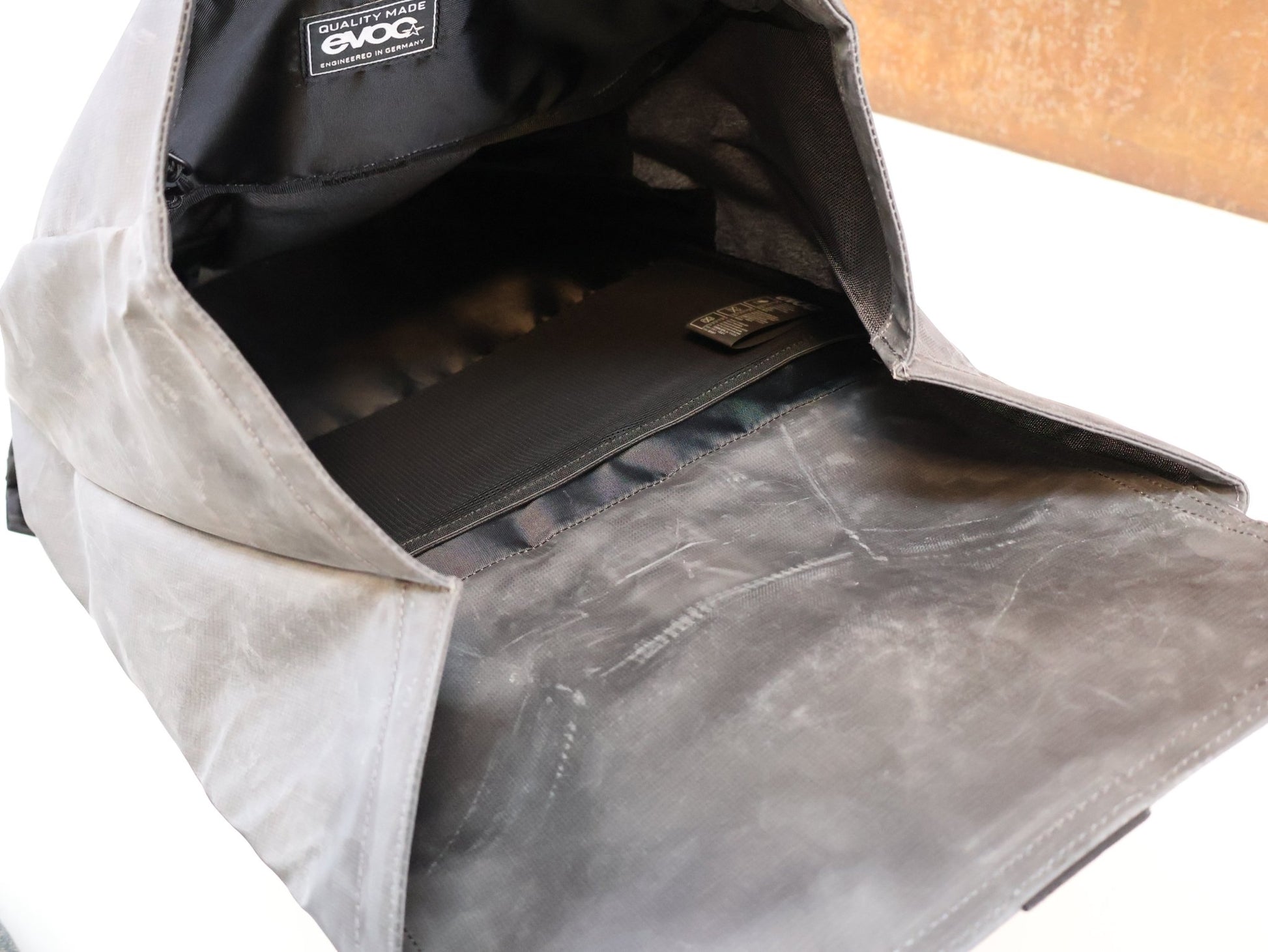 Taschen & Rucksäcke von Evoc, EVOC DUFFLE BACKPACK 26 / CARBON GREY / URBAN RUCKSACK / LAPTOPFACH / 26L vor USEDBIKES - OB.DE Hintergrund
