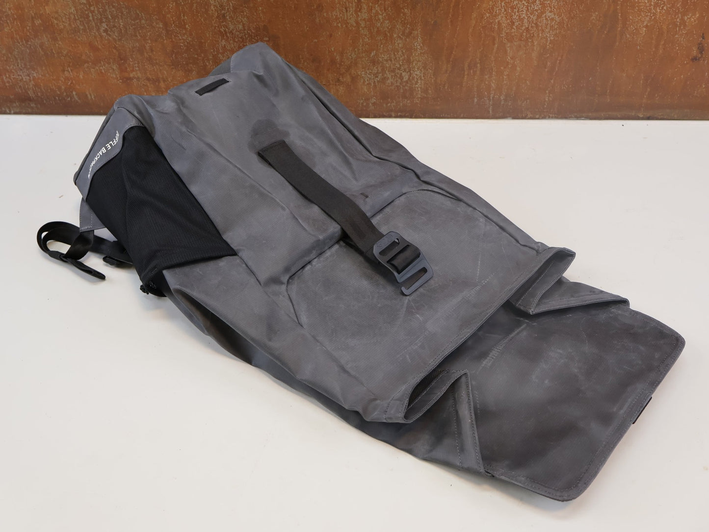 Taschen & Rucksäcke von Evoc, EVOC DUFFLE BACKPACK 26 / CARBON GREY / URBAN RUCKSACK / LAPTOPFACH / 26L vor USEDBIKES - OB.DE Hintergrund