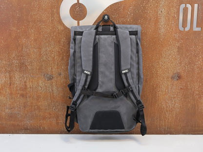 Taschen & Rucksäcke von Evoc, EVOC DUFFLE BACKPACK 26 / CARBON GREY / URBAN RUCKSACK / LAPTOPFACH / 26L vor USEDBIKES - OB.DE Hintergrund