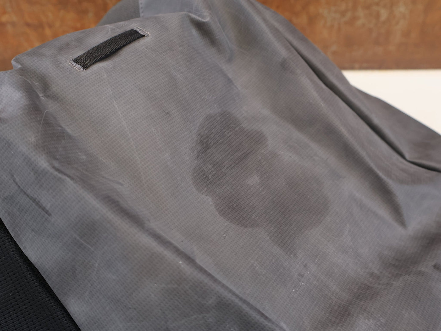 Taschen & Rucksäcke von Evoc, EVOC DUFFLE BACKPACK 26 / CARBON GREY / URBAN RUCKSACK / LAPTOPFACH / 26L vor USEDBIKES - OB.DE Hintergrund