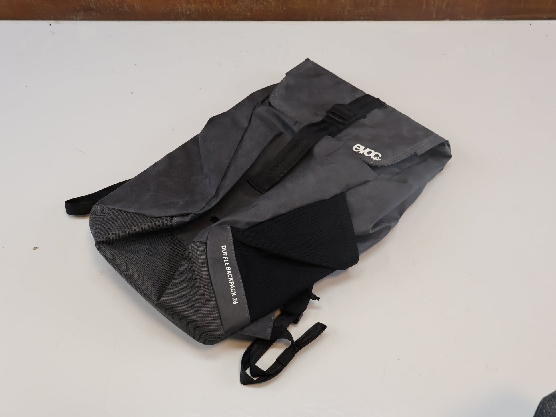 Taschen & Rucksäcke von Evoc, EVOC DUFFLE BACKPACK 26 / CARBON GREY / URBAN RUCKSACK / LAPTOPFACH / 26L vor USEDBIKES - OB.DE Hintergrund