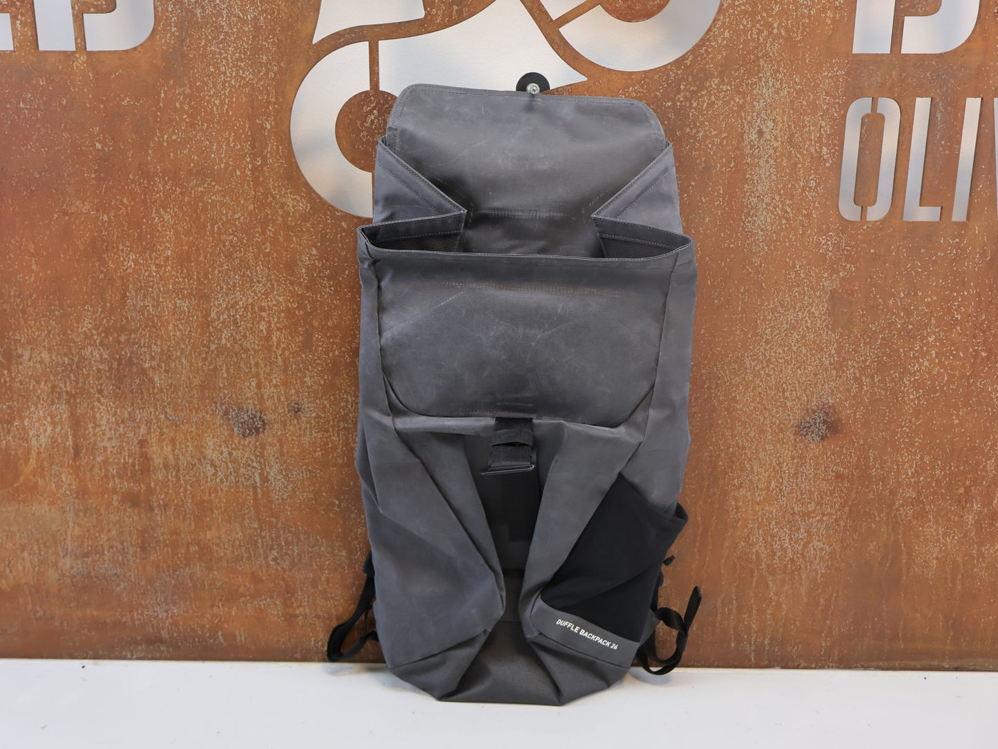 Taschen & Rucksäcke von Evoc, EVOC DUFFLE BACKPACK 26 / CARBON GREY / URBAN RUCKSACK / LAPTOPFACH / 26L vor USEDBIKES - OB.DE Hintergrund