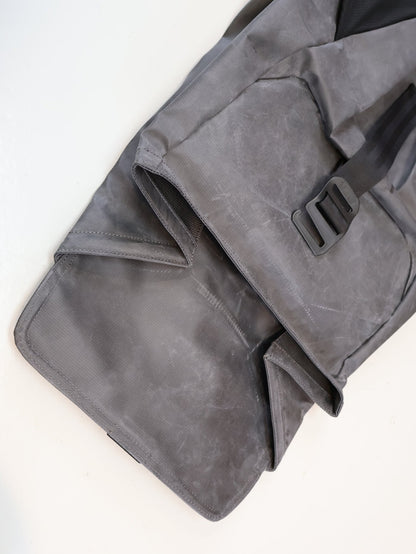 Taschen & Rucksäcke von Evoc, EVOC DUFFLE BACKPACK 26 / CARBON GREY / URBAN RUCKSACK / LAPTOPFACH / 26L vor USEDBIKES - OB.DE Hintergrund