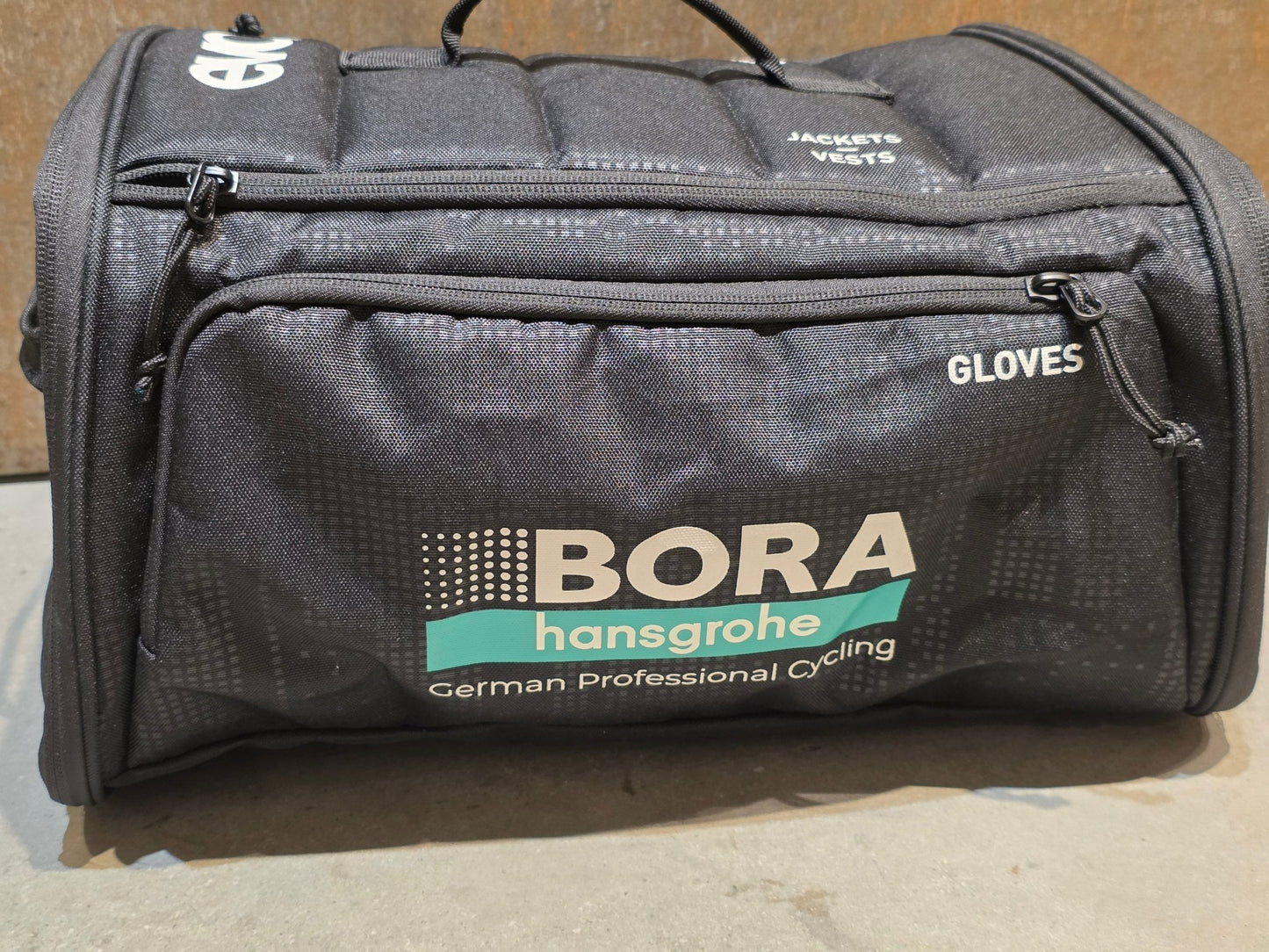 Taschen & Rucksäcke von Evoc, EVOC RAIN BAG BORA HANSGROHE / C. UIJTDEBROEKS vor USEDBIKES - OB.DE Hintergrund