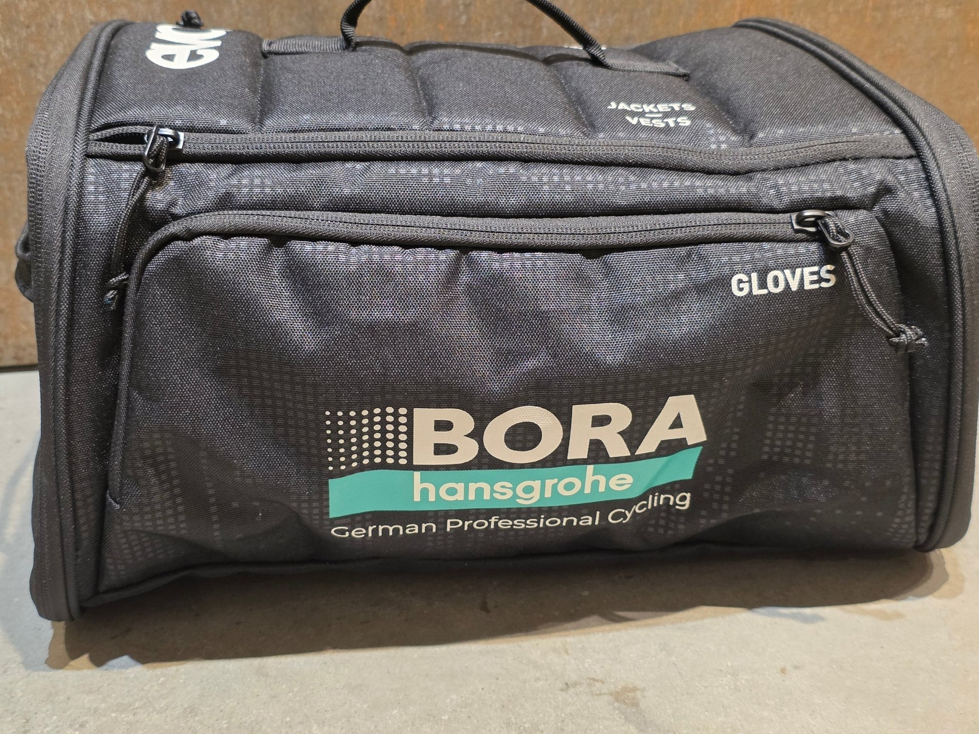 Taschen & Rucksäcke von Evoc, EVOC RAIN BAG BORA HANSGROHE / C. UIJTDEBROEKS vor USEDBIKES - OB.DE Hintergrund