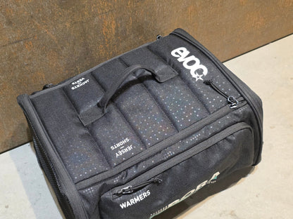 Taschen & Rucksäcke von Evoc, EVOC RAIN BAG BORA HANSGROHE / C. UIJTDEBROEKS vor USEDBIKES - OB.DE Hintergrund