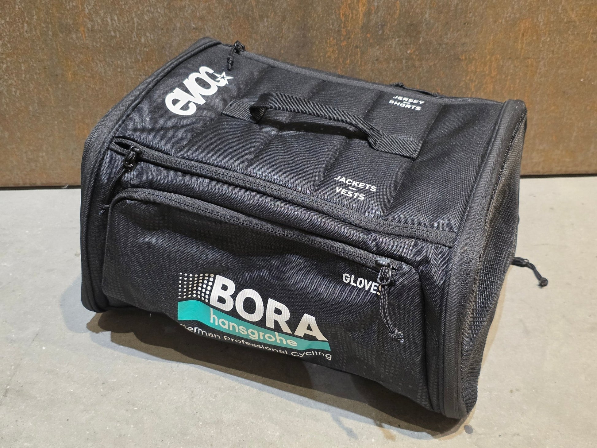 Taschen & Rucksäcke von Evoc, EVOC RAIN BAG BORA HANSGROHE / C. UIJTDEBROEKS vor USEDBIKES - OB.DE Hintergrund