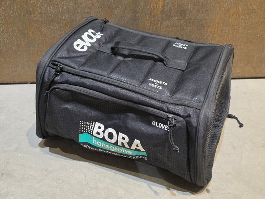 Taschen & Rucksäcke von Evoc, EVOC RAIN BAG BORA HANSGROHE / C. UIJTDEBROEKS vor USEDBIKES - OB.DE Hintergrund