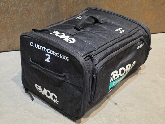 Taschen & Rucksäcke von Evoc, EVOC RAIN BAG BORA HANSGROHE / C. UIJTDEBROEKS vor USEDBIKES - OB.DE Hintergrund