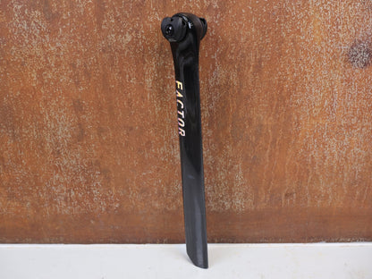 Sattelstütze von Factor, Factor OSTRO VAM V2 Carbon Sattelstütze 0mm Offset 209g 7x9mm vor USEDBIKES-OB.DE Hintergrund