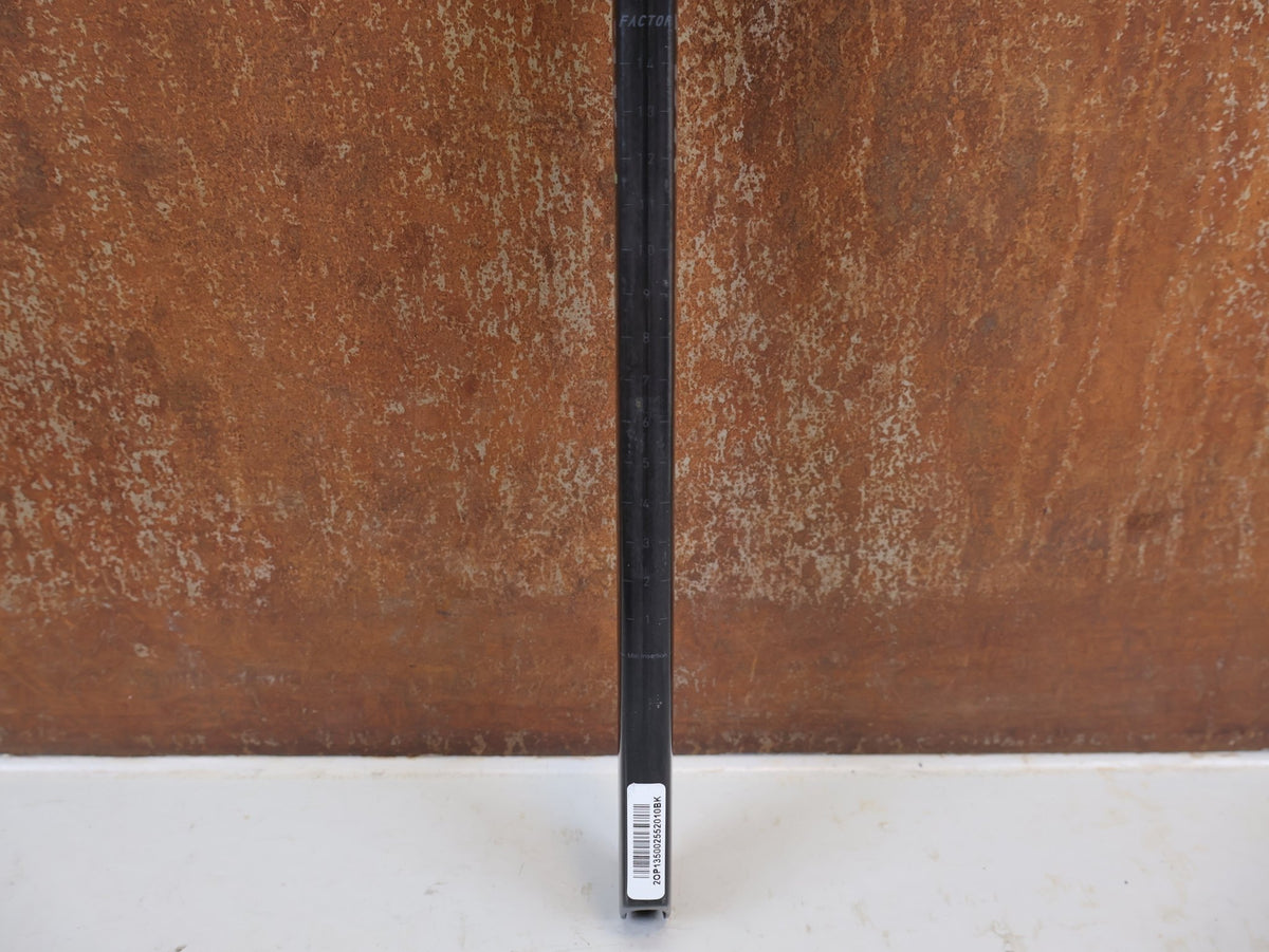Sattelstütze von Factor, Factor OSTRO VAM V2 Carbon Sattelstütze 0mm Offset 209g 7x9mm vor USEDBIKES-OB.DE Hintergrund