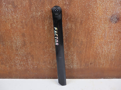 Sattelstütze von Factor, Factor OSTRO VAM V2 Carbon Sattelstütze 0mm Offset 209g 7x9mm vor USEDBIKES-OB.DE Hintergrund