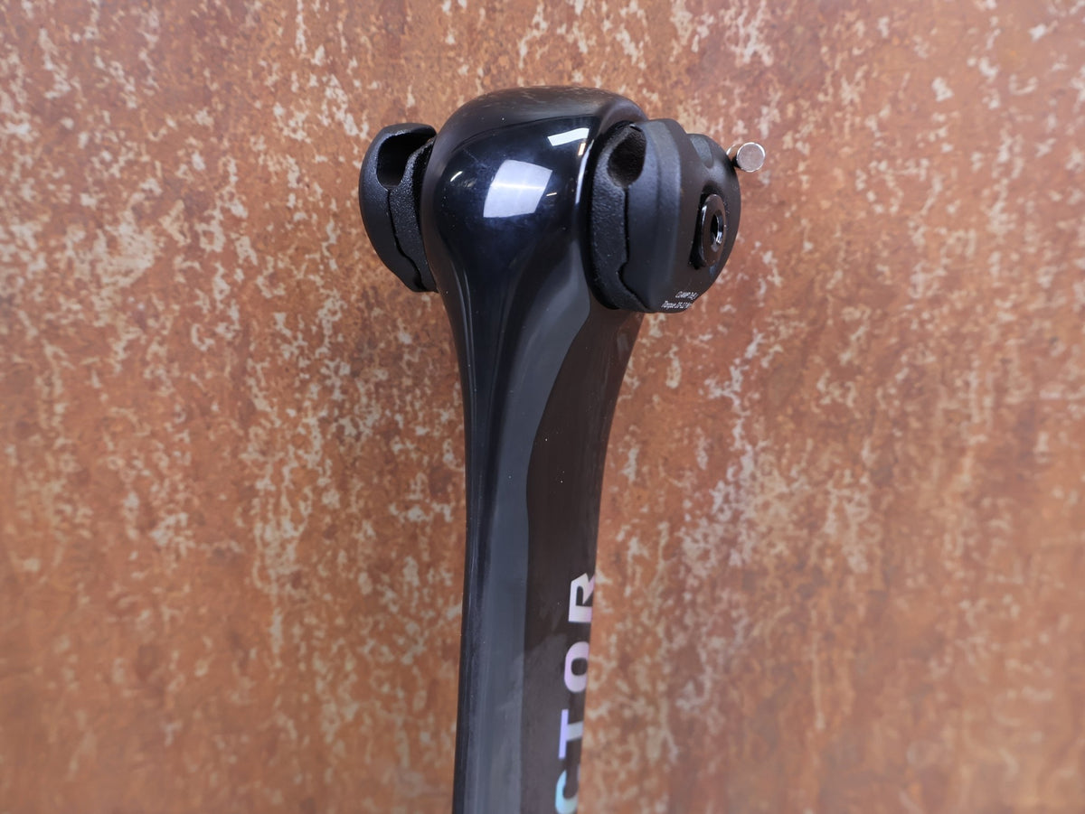 Sattelstütze von Factor, Factor OSTRO VAM V2 Carbon Sattelstütze 0mm Offset 209g 7x9mm vor USEDBIKES-OB.DE Hintergrund