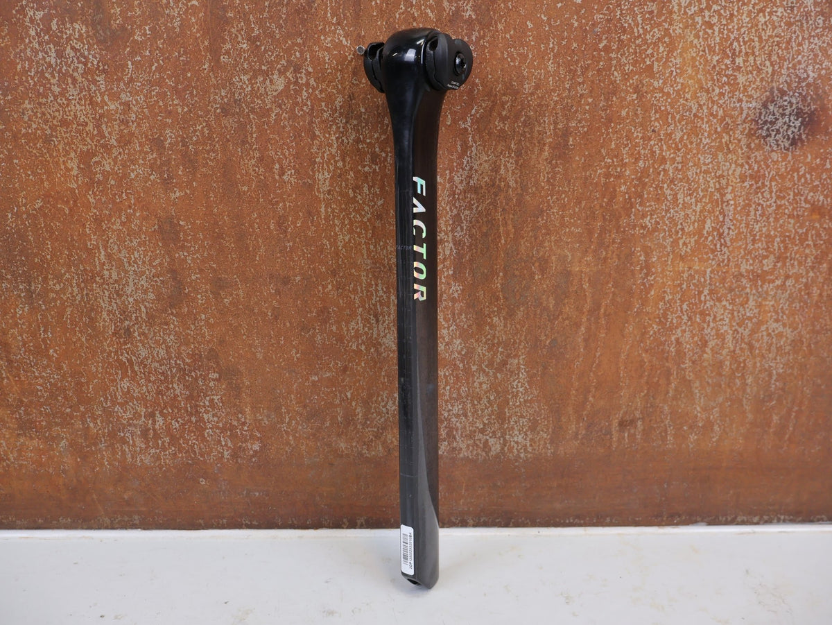 Sattelstütze von Factor, Factor OSTRO VAM V2 Carbon Sattelstütze 0mm Offset 209g 7x9mm vor USEDBIKES-OB.DE Hintergrund