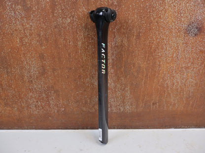 Sattelstütze von Factor, Factor OSTRO VAM V2 Carbon Sattelstütze 0mm Offset 209g 7x9mm vor USEDBIKES-OB.DE Hintergrund