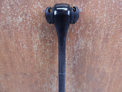 Sattelstütze von Factor, Factor OSTRO VAM V2 Carbon Sattelstütze 0mm Offset 209g 7x9mm vor USEDBIKES-OB.DE Hintergrund