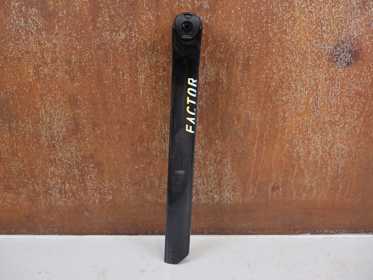 Sattelstütze von Factor, Factor OSTRO VAM V2 Carbon Sattelstütze 0mm Offset 209g 7x9mm vor USEDBIKES-OB.DE Hintergrund