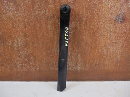 Sattelstütze von Factor, Factor OSTRO VAM V2 Carbon Sattelstütze 0mm Offset 209g 7x9mm vor USEDBIKES-OB.DE Hintergrund
