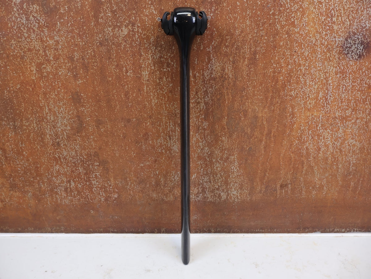 Sattelstütze von Factor, Factor OSTRO VAM V2 Carbon Sattelstütze 0mm Offset 209g 7x9mm vor USEDBIKES-OB.DE Hintergrund