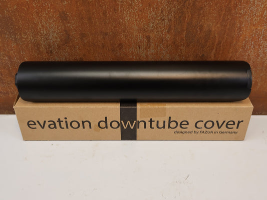 Batterie/Range Extender von Fazua, FAZUA RIDE 50 DOWNTUBE COVER UNTERROHR BLENDE vor USEDBIKES-OB.DE Hintergrund