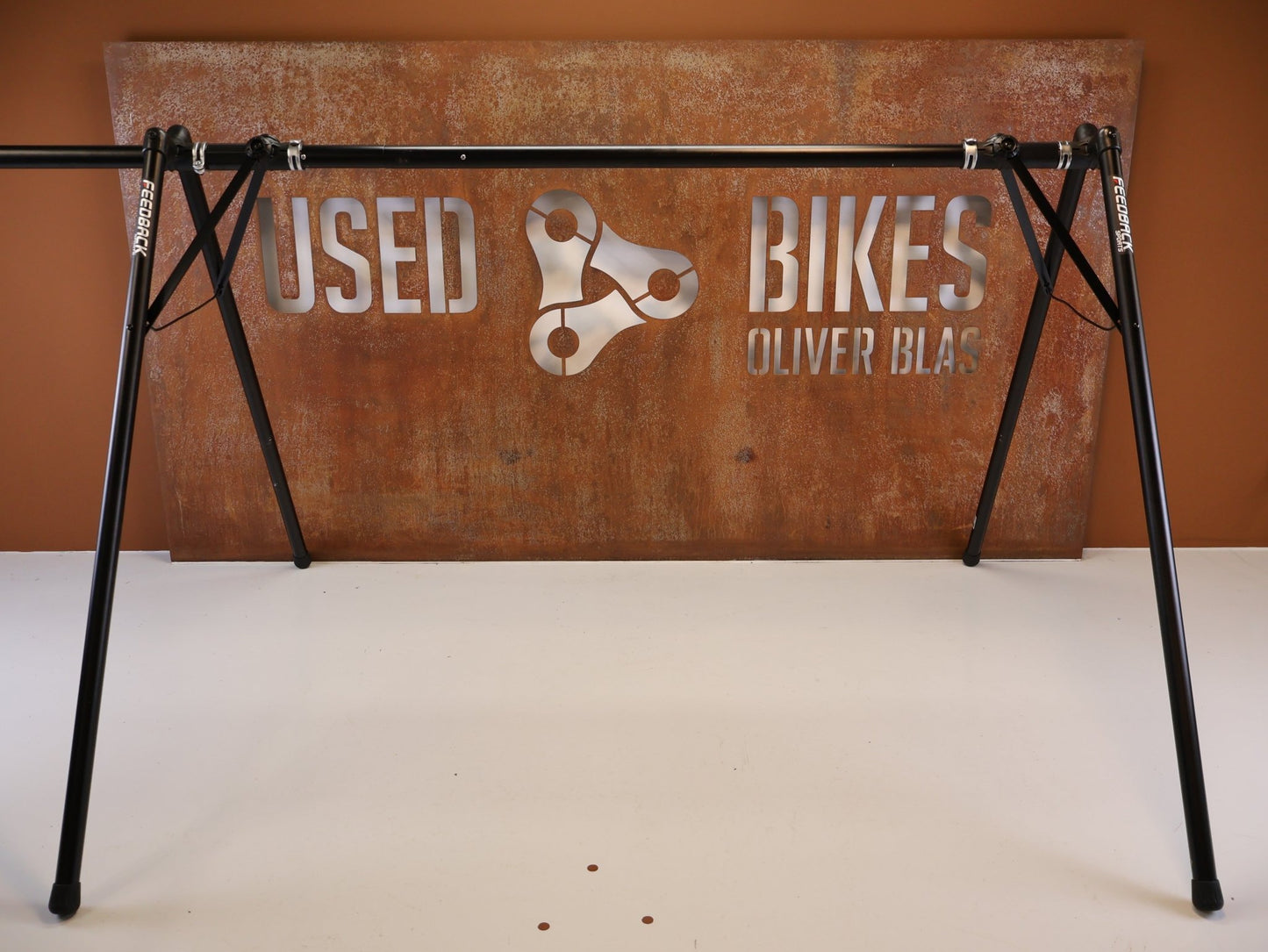 Fahrradständer von Feedback Sports, FEEDBACK SPORTS A FRAME PORTABLE EVENT STAND TRAGETASCHE vor USEDBIKES-OB.DE Hintergrund