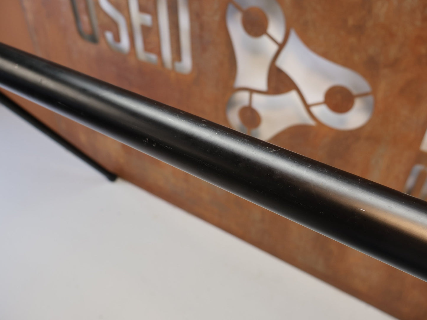 Fahrradständer von Feedback Sports, FEEDBACK SPORTS A FRAME PORTABLE EVENT STAND TRAGETASCHE vor USEDBIKES-OB.DE Hintergrund