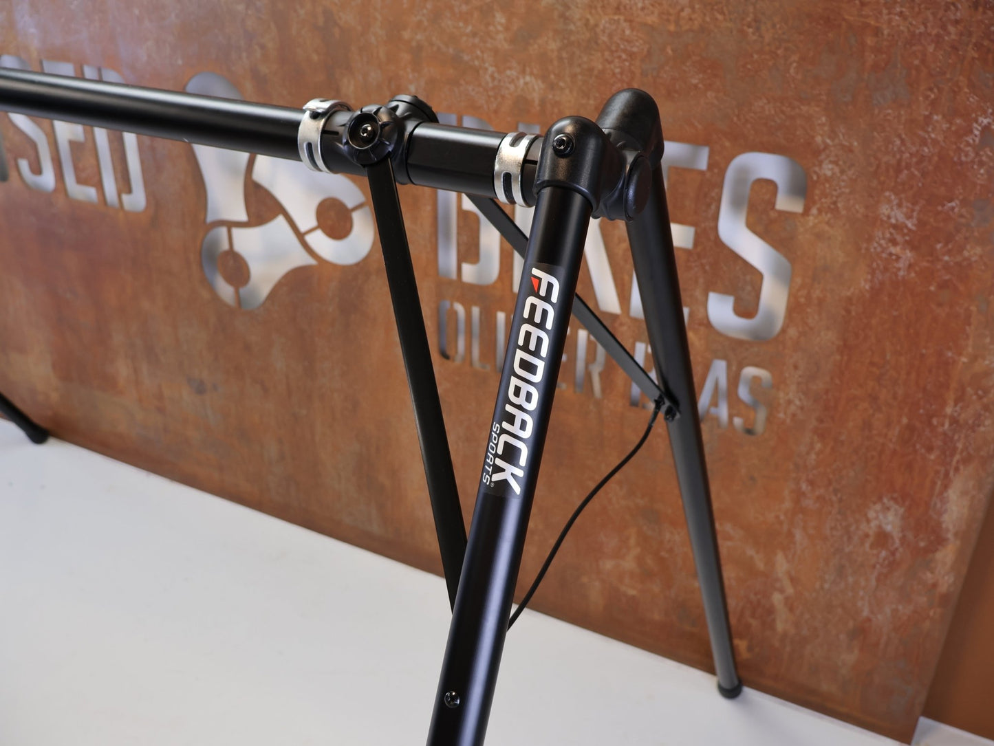 Fahrradständer von Feedback Sports, FEEDBACK SPORTS A FRAME PORTABLE EVENT STAND TRAGETASCHE vor USEDBIKES-OB.DE Hintergrund