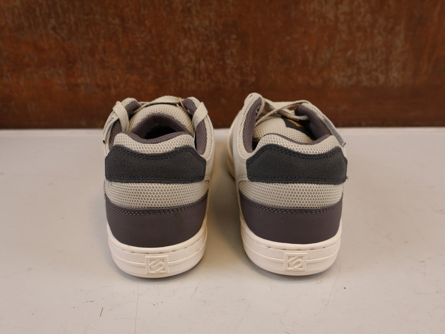 MTB-Herrenschuhe von ADIDAS, FIVE TEN FREERIDER MTB SCHUHE CHARCOAL / 43 1/3 vor USEDBIKES-OB.DE Hintergrund