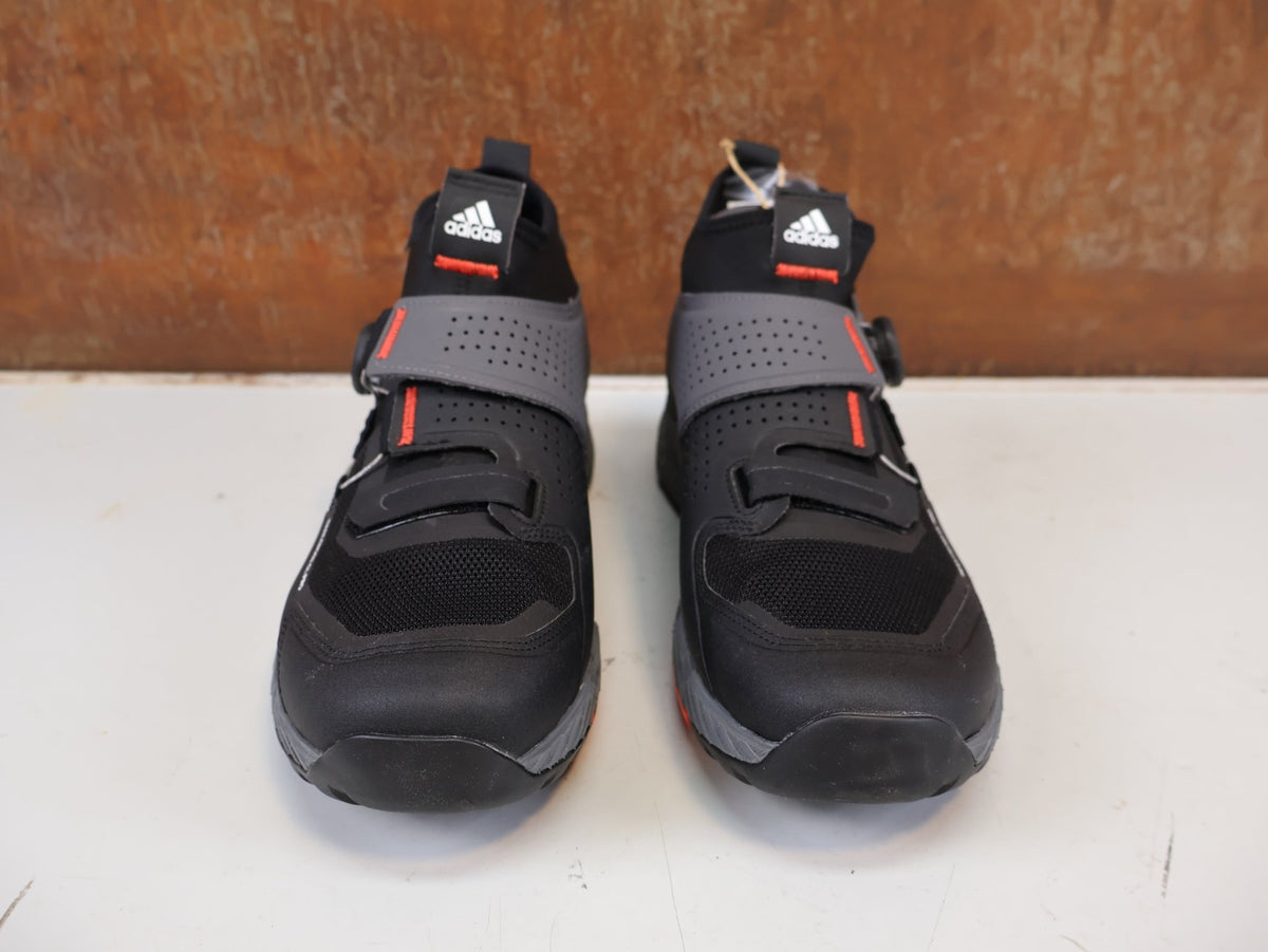 MTB-Herrenschuhe von ADIDAS, FIVE TEN TRAILCROSS PRO CLIP-IN BOA SPD MTB GREY BLACK / GR. 43 1/3 vor USEDBIKES-OB.DE Hintergrund