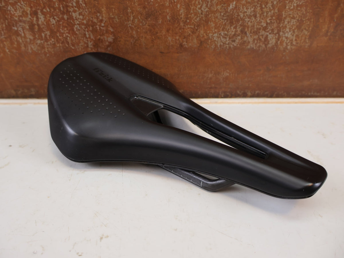 Sattel von Fizik, FIZIK TEMPO ARGO R1 CARBON SATTEL 150MM 200G RENNRAD GRAVEL ROAD vor USEDBIKES-OB.DE Hintergrund